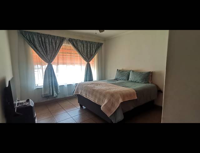 2 BEDROOM FLAT FOR SALE IN VEREENIGING CENTRAL